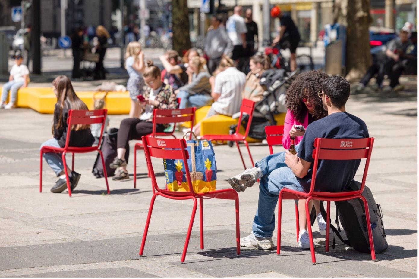 1000 Stühle 1000 Bäume