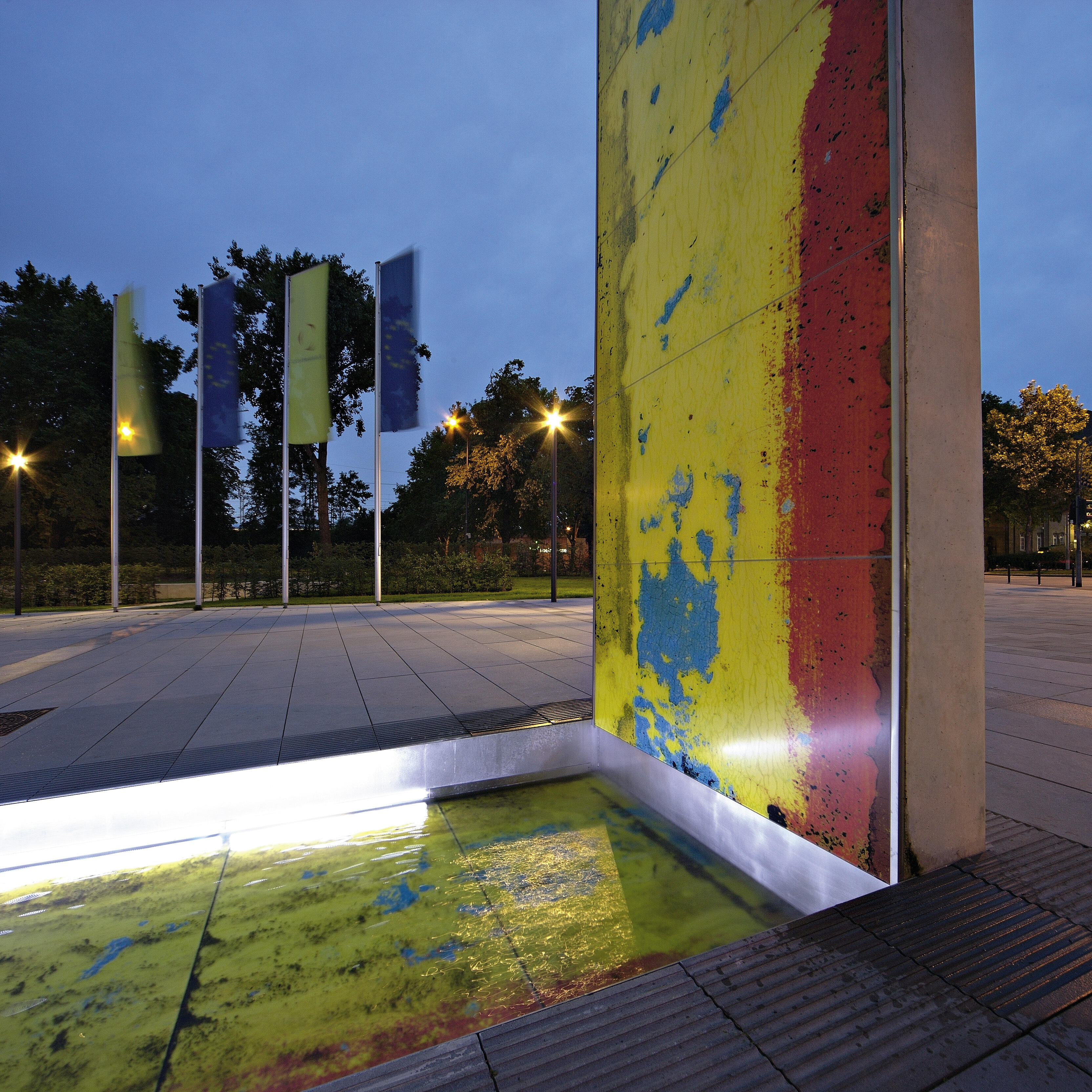 Deutz Twins Künstler Rainer Gross, Vorplatz KölnTriangle